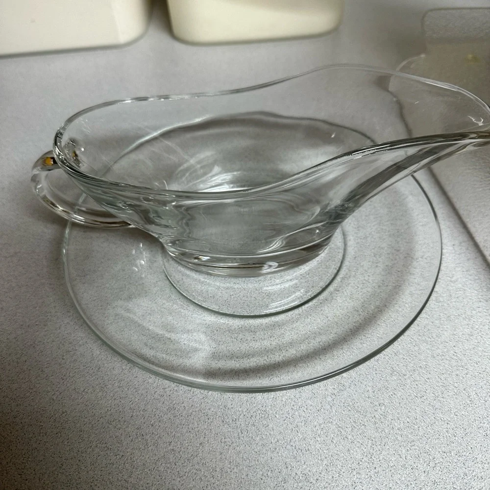 Anchor Hocking Vintage Glass Gravy Boat & Plate‎ Set